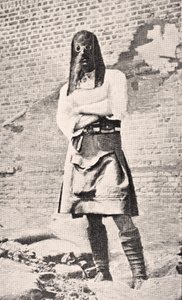 Soldato scozzese con maschera antigas nel 1915, da 